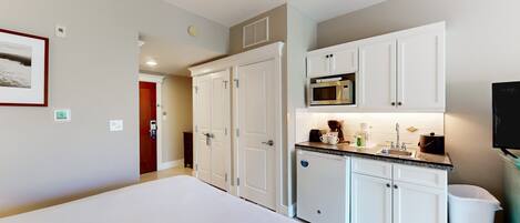 Tabla de planchar con plancha, internet y ropa de cama