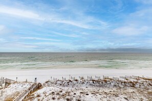 On the beach - Cozy Gulf-front home with amazing views, seasonal beach service-close to dining (Fort Walton Beach)