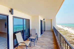 Terrace/patio - Seventh floor Gulf-front suite with amazing views, washer/dryer, AC & pool (Fort Walton Beach)