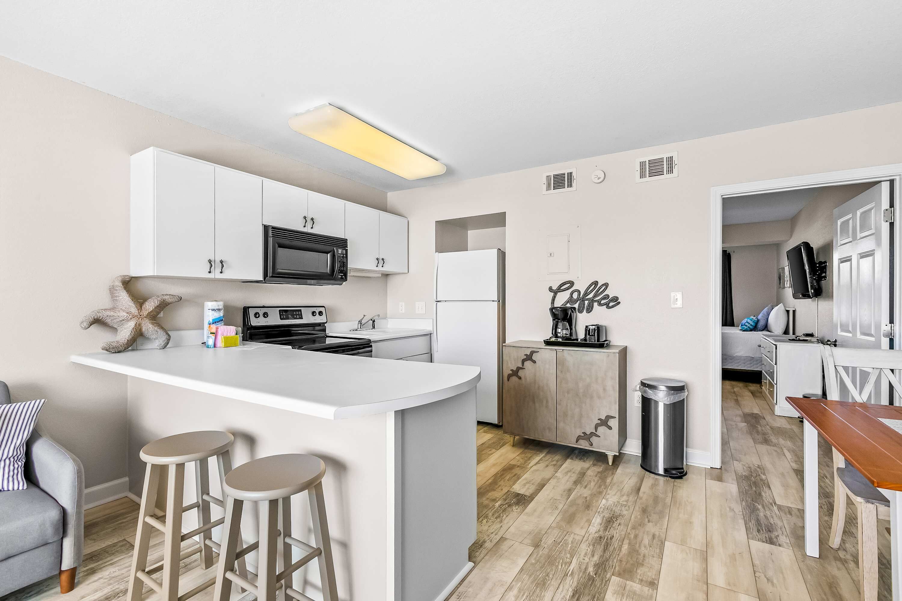 Réfrigérateur, micro-ondes, four, plaque de cuisson