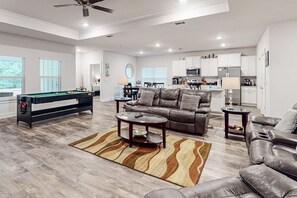 TV - Gorgeous coastal home w/ plenty of space, close to everything - dog friendly (Gulf Breeze)