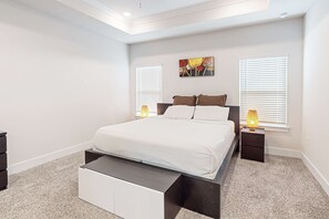 4 bedrooms, iron/ironing board, WiFi, bed sheets - Gorgeous coastal home w/ plenty of space, close to everything - dog friendly (Gulf Breeze)