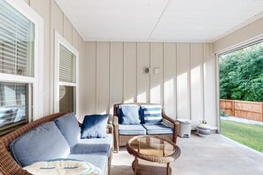TV - Gorgeous coastal home w/ plenty of space, close to everything - dog friendly (Gulf Breeze)