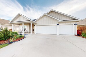 Exterior - Gorgeous coastal home w/ plenty of space, close to everything - dog friendly (Gulf Breeze)