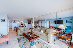 TV, offices - Beachfront, 3rd-floor condo with pool, hot tub, ocean view & fast WiFi (Fort Walton Beach)