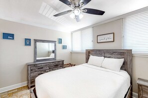 2 bedrooms, iron/ironing board, WiFi, bed sheets - Cozy Condo with a Pool, Washer/Dryer, and High-speed WiFi (Fort Walton Beach)