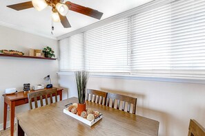 Dining - Cozy Condo with a Pool, Washer/Dryer, and High-speed WiFi (Fort Walton Beach)