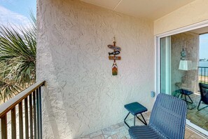 Terrace/patio - Cozy Condo with a Pool, Washer/Dryer, and High-speed WiFi (Fort Walton Beach)