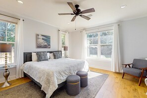 3 bedrooms, iron/ironing board, WiFi, bed sheets - Contemporary dog-friendly retreat with pool & patio - near shops & attractions (Pensacola)