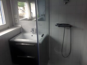 Shower, hair dryer - Duplex Apartment Facing the Sea with Mont Saint Michel View (Cancale)