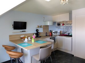 Fridge, microwave, oven, stovetop - Duplex Apartment Facing the Sea with Mont Saint Michel View (Cancale)