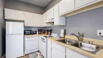 Geladeira, micro-ondas, fogão, cooktop