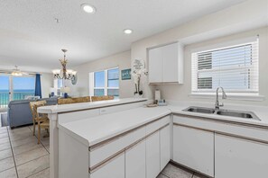 Interior - Dreamy island escape with beach access, pool & complimentary seasonal beach service (Fort Walton Beach)