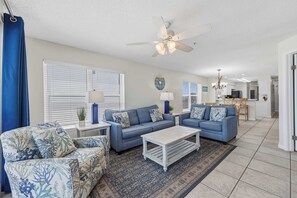 TV, offices - Dreamy island escape with beach access, pool & complimentary seasonal beach service (Fort Walton Beach)