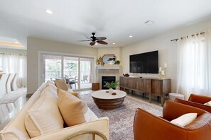 TV, table football, offices - Lovely house with private saltwater pool & screened lanai - snowbird-friendly (Fort Walton Beach)
