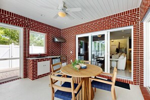 Outdoor dining - Lovely house with private saltwater pool & screened lanai - snowbird-friendly (Fort Walton Beach)
