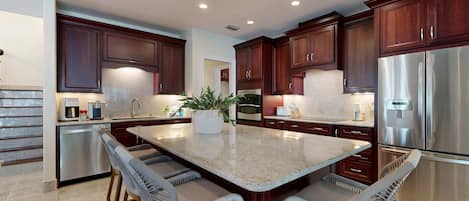 Refrigerador, microondas, horno, placa de cocina