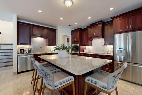 Lovely house with private saltwater pool & screened lanai - snowbird-friendly
