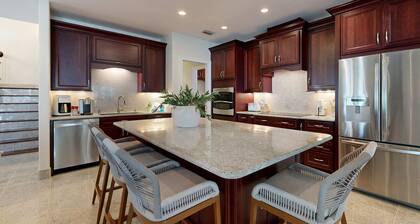 Lovely house with private saltwater pool & screened lanai - snowbird-friendly