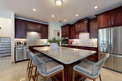 Lovely house with private saltwater pool & screened lanai - snowbird-friendly