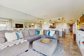 TV, offices - Townhome with bay & golf views, pool, beach tram - W&D, central AC (Miramar Beach)