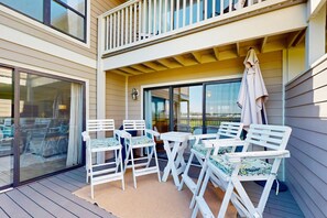 Terrace/patio - Townhome with bay & golf views, pool, beach tram - W&D, central AC (Miramar Beach)