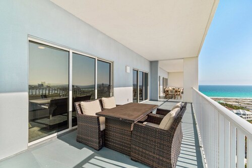 Bayfront penthouse with huge balcony, stunning beach/harbor views & pool