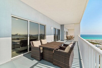 Bayfront penthouse with huge balcony, stunning beach/harbor views & pool