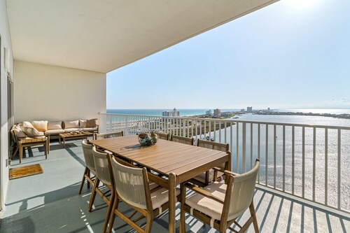 Bayfront penthouse with huge balcony, stunning beach/harbor views & pool