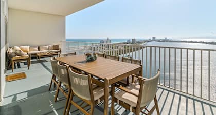Bayfront penthouse with huge balcony, stunning beach/harbor views & pool