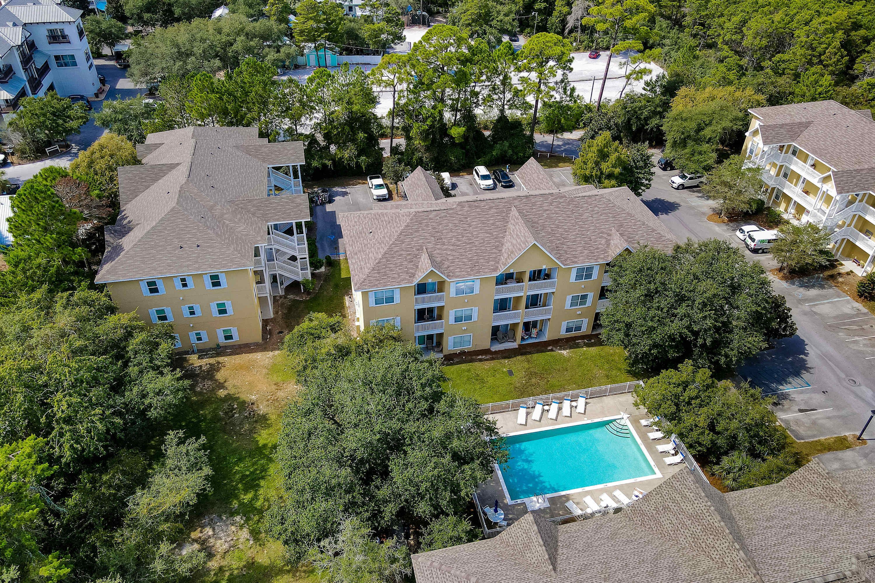 Un hotel su più piani con piscina, immerso nel verde e dotato di parcheggio.