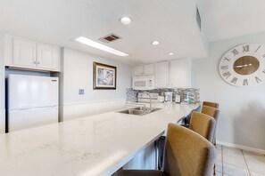 Fridge, microwave, oven, stovetop - Large waterfront cottage, Private pool, Close to entertainment (Miramar Beach)