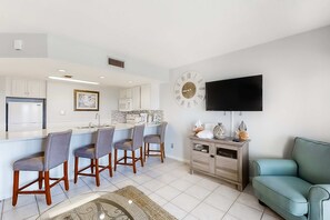 TV, DVD player, offices - Large waterfront cottage, Private pool, Close to entertainment (Miramar Beach)