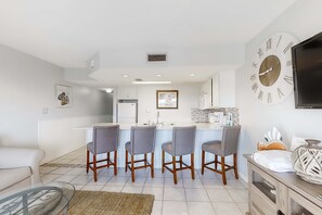 Interior - Large waterfront cottage, Private pool, Close to entertainment (Miramar Beach)