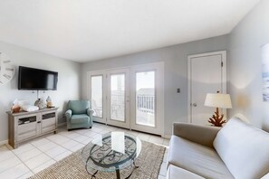 TV, DVD player, offices - Large waterfront cottage, Private pool, Close to entertainment (Miramar Beach)