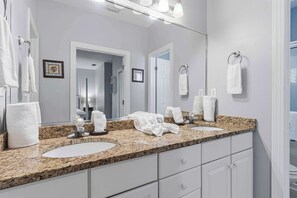 Shower, hair dryer, towels - Destin Mojo (Miramar Beach)