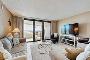 TV, offices - Cozy coastal condo with kitchen, shared pool and beach access (Miramar Beach)