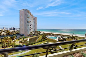 Property grounds - Cozy coastal condo with kitchen, shared pool and beach access (Miramar Beach)