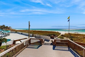 Property grounds - Cozy coastal condo with kitchen, shared pool and beach access (Miramar Beach)