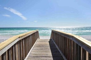 On the beach - Beautiful Gulf-front Condo with a Community Pool and Seasonal Beach Service (Fort Walton Beach)