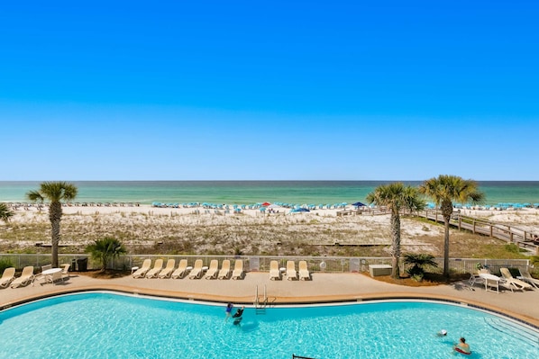 Pool - Beachfront condo with a pool & hot tub plus a washer&dryer & central AC (Fort Walton Beach)