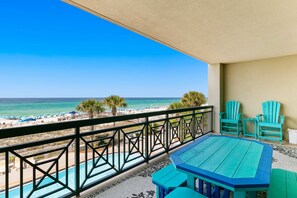 Outdoor dining - Beachfront condo with a pool & hot tub plus a washer&dryer & central AC (Fort Walton Beach)