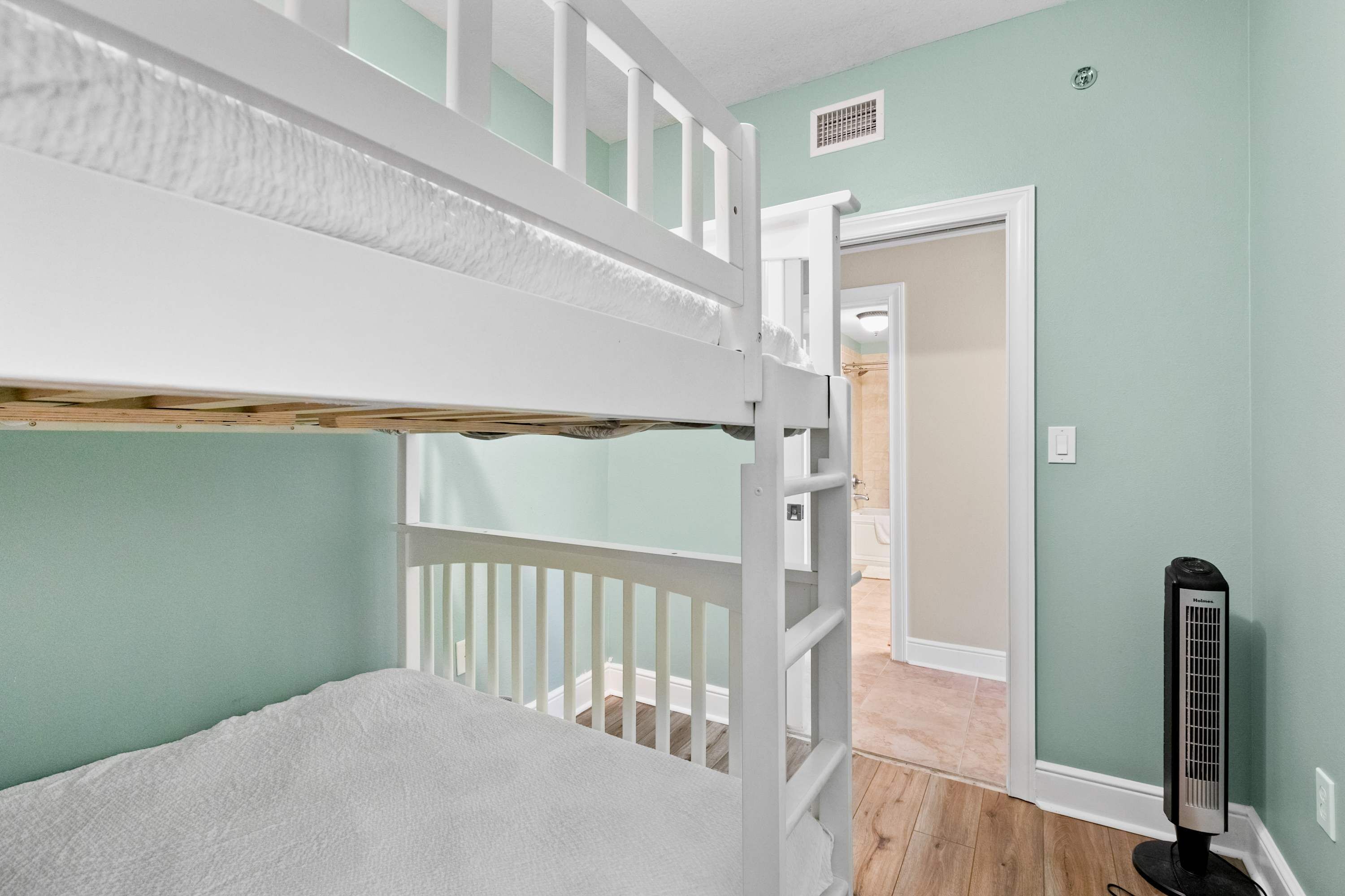 4 quartos, ferros/tábuas de passar roupa, acesso à internet