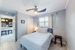 2 bedrooms, WiFi, bed sheets - Dog-friendly Condo with a Private washer&dryer and Patio (Fort Walton Beach)
