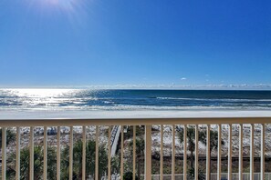 Property grounds - Gorgeous beachfront condo, private balcony, shared pool and beach access (Fort Walton Beach)