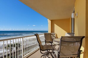 Property grounds - Gorgeous beachfront condo, private balcony, shared pool and beach access (Fort Walton Beach)