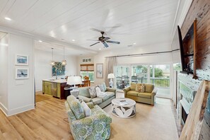 TV, table football, offices - Spacious home with private pool & full kitchen, close to beach (St. George Island)