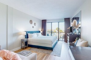 WiFi - Bayfront studio with pools and dock - Snowbird-friendly (Fort Walton Beach)