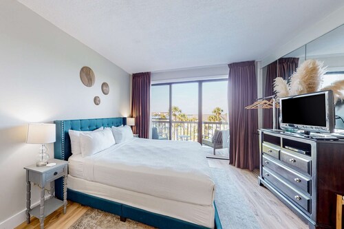 Bayfront studio with pools and dock - Snowbird-friendly