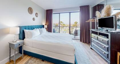 Bayfront studio with pools and dock - Snowbird-friendly